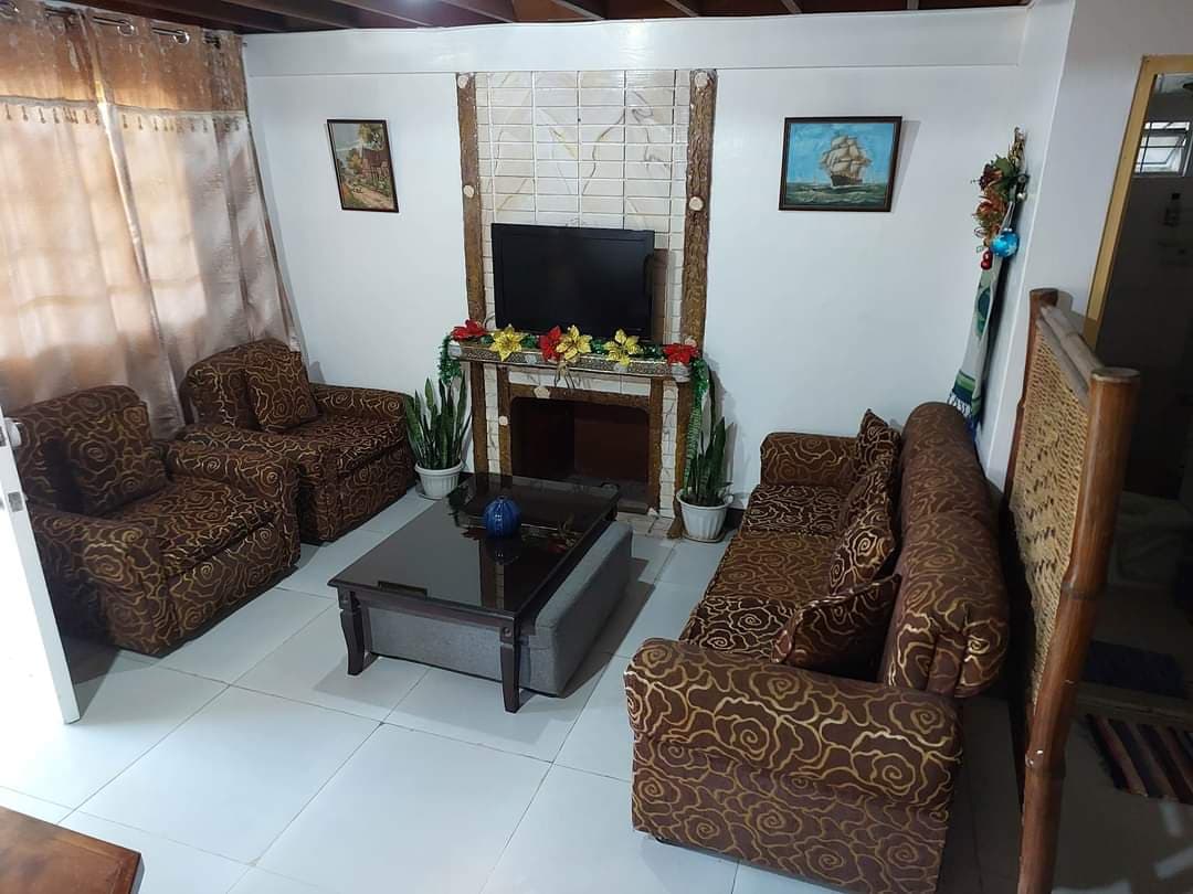 Spacious sala with classic décor & flat-screen TV